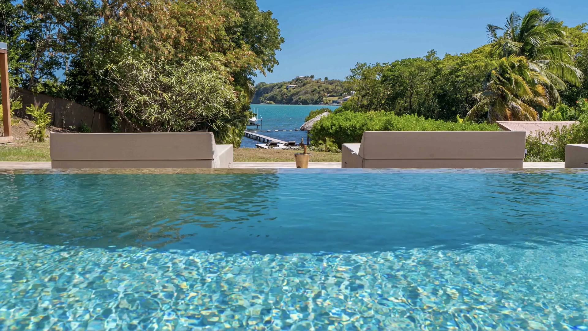 Le bord de la piscine à débordement, la baie au loin