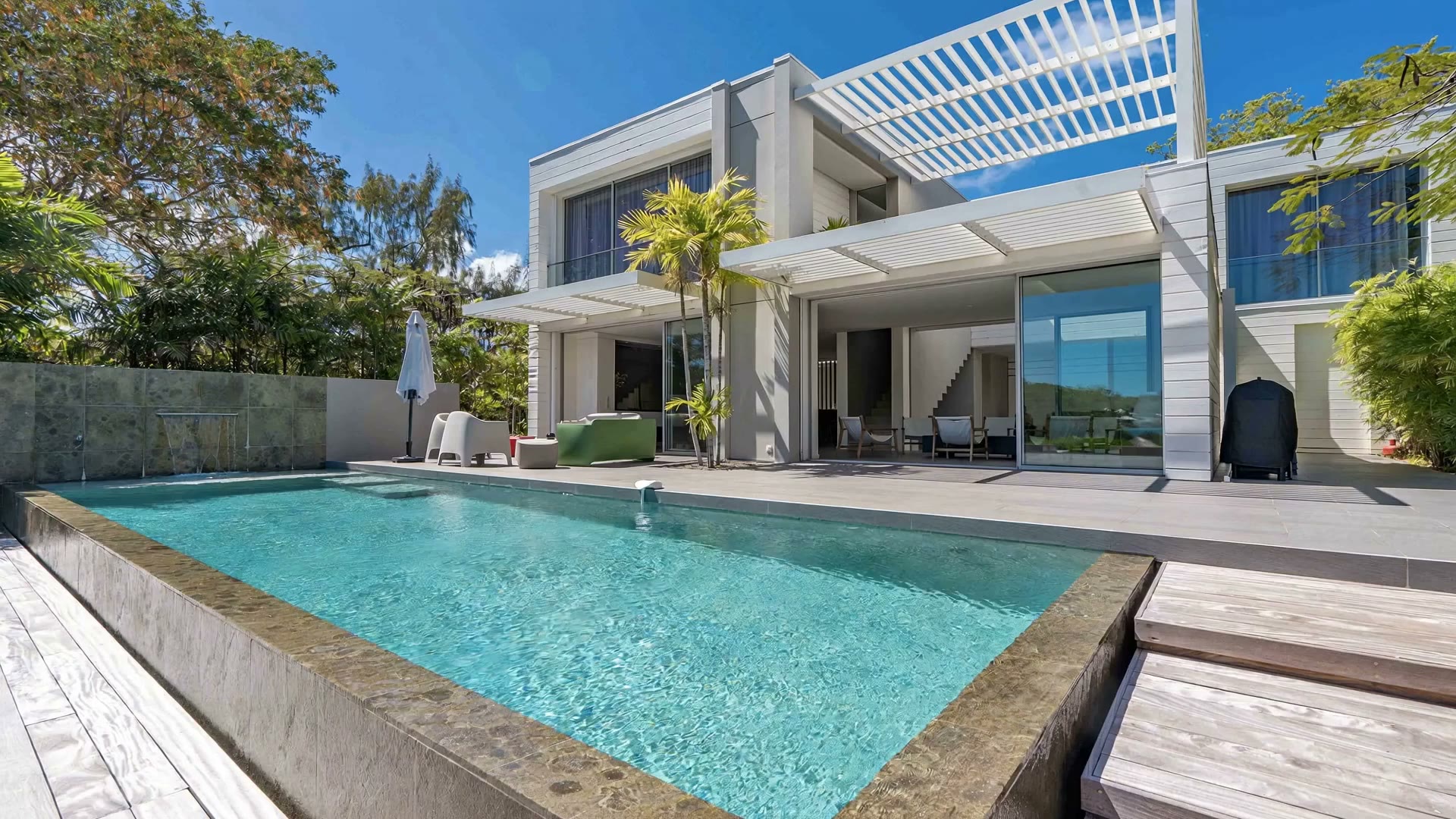 La villa et la piscine en fin de journée